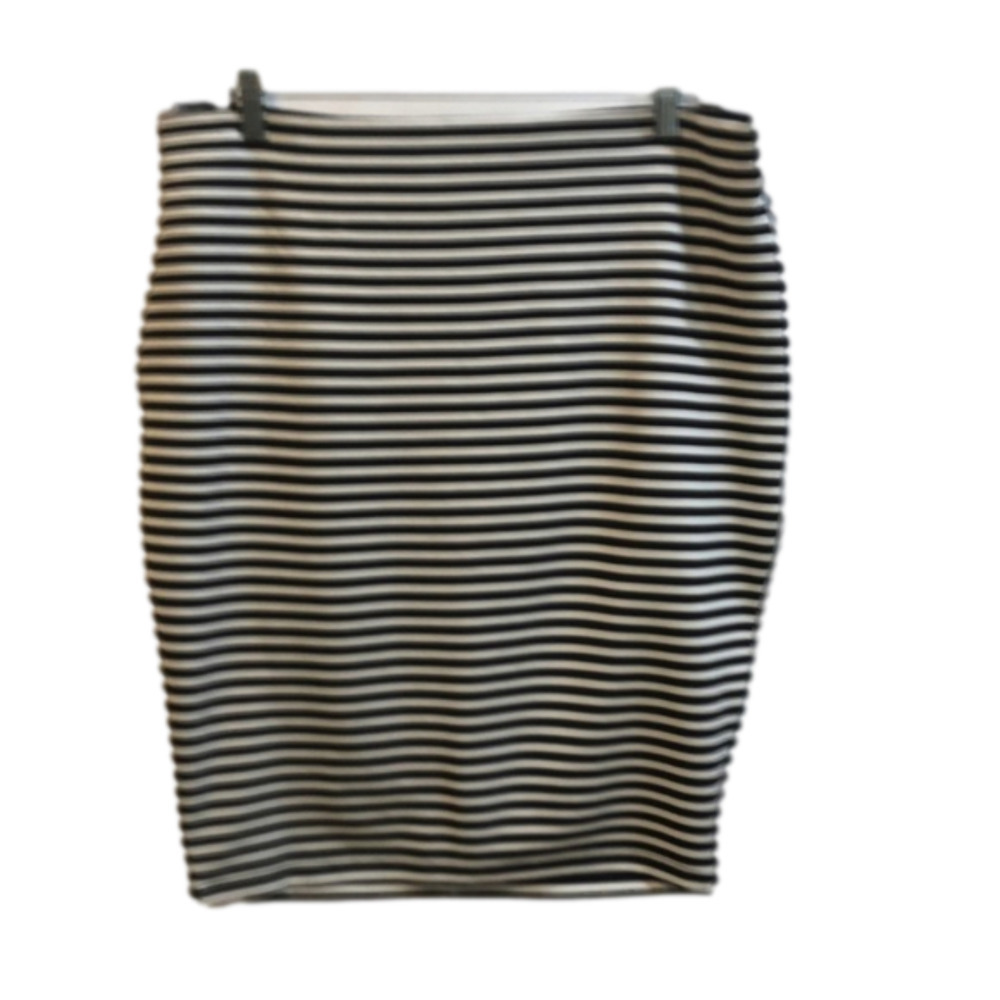 𝅺Forever 21 strip skirt, size 1X, black and white